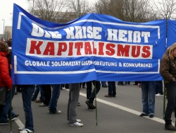 "Die Krise heißt Kapitalismus" - Transparent auf der Krisendemo