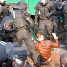 Polizist zieht Demonstrant an Haaren