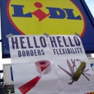 Lidl-Schild mit Plakaten