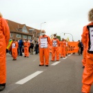 Demonstranten mit Guantanamo-Anzügen